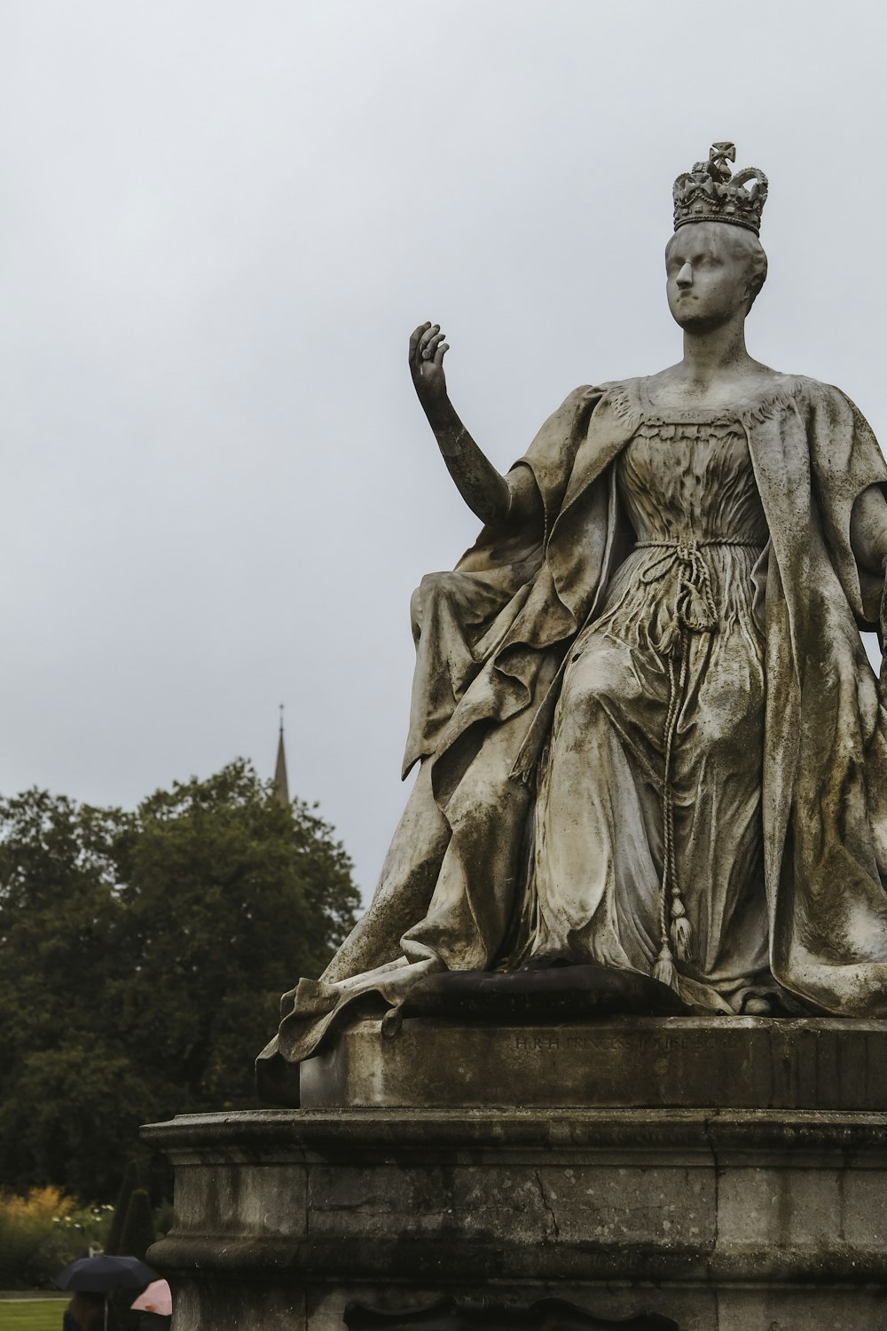 Una estatua de una mujer con una corona en la cabeza