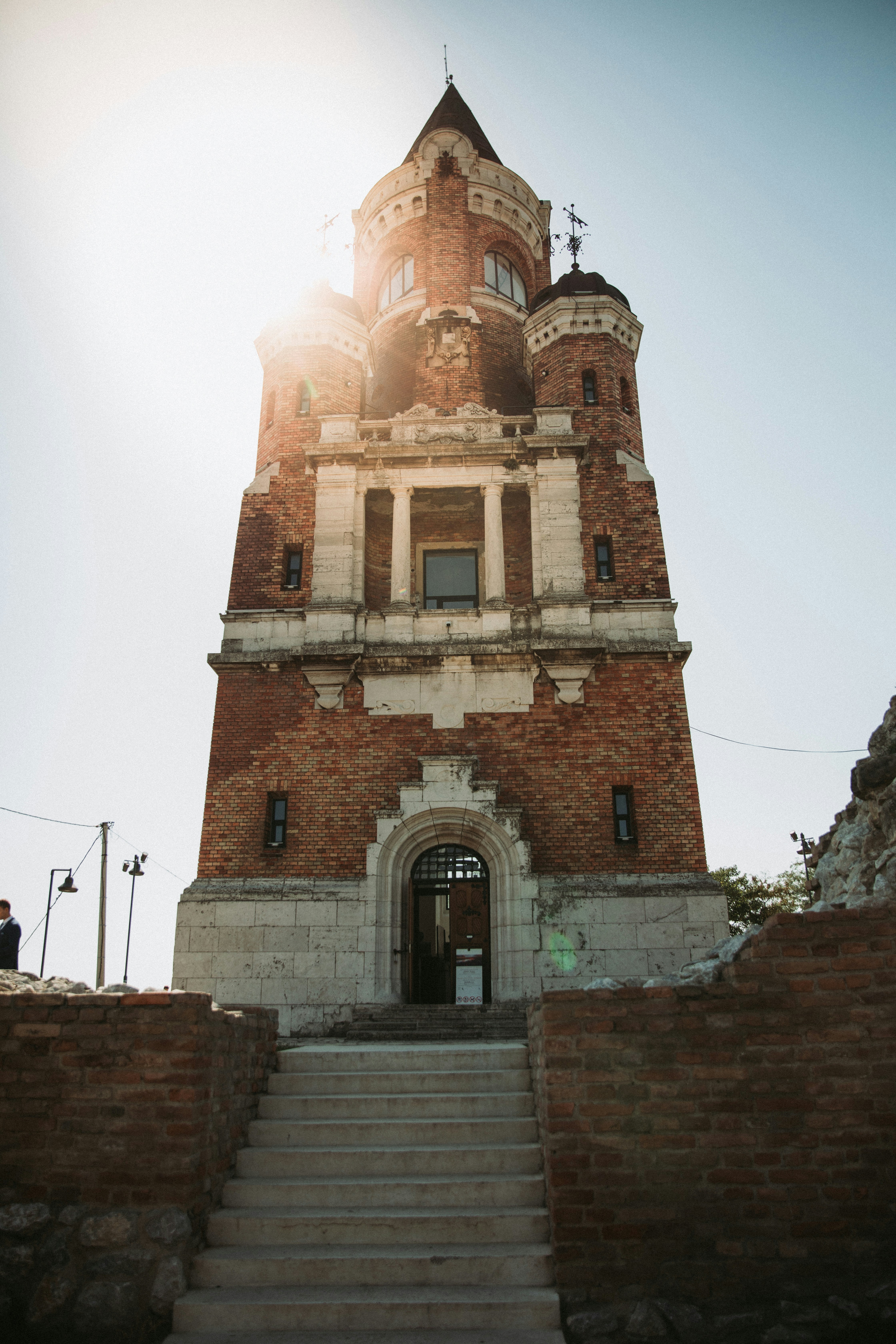 un'alta torre con un orologio in cima