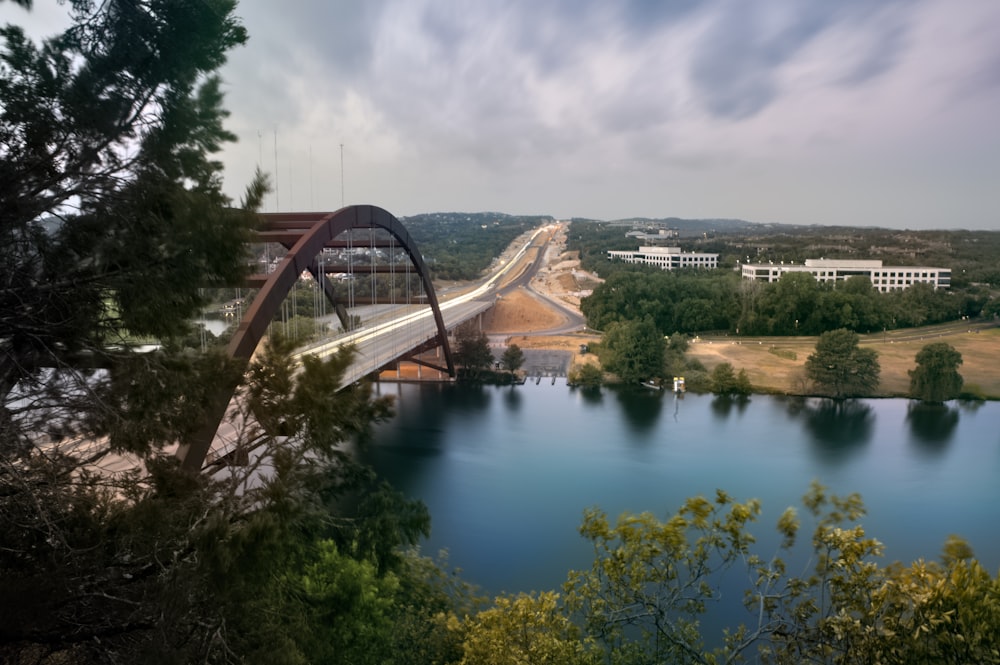 un puente sobre una gran masa de agua