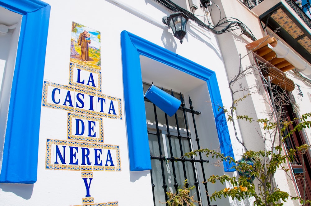 a blue and white building with a sign that says la casita de nerea