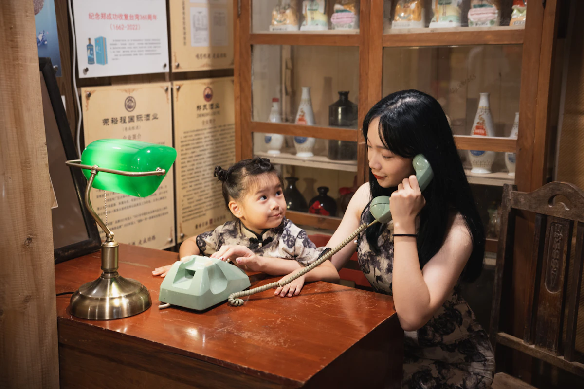 Bác sĩ chăm sóc trẻ nhỏ tại cơ sở y tế - ảnh minh họa
