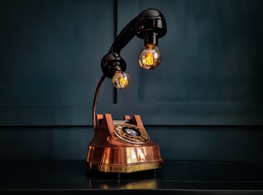Um telefone à moda antiga está sentado em uma mesa