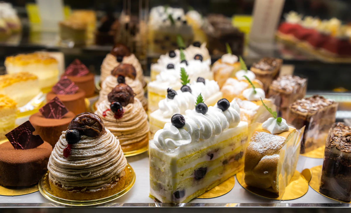 Kuchenvitrine mit Marronitörtchen, Rahmtorten und Schokoladenkuchen