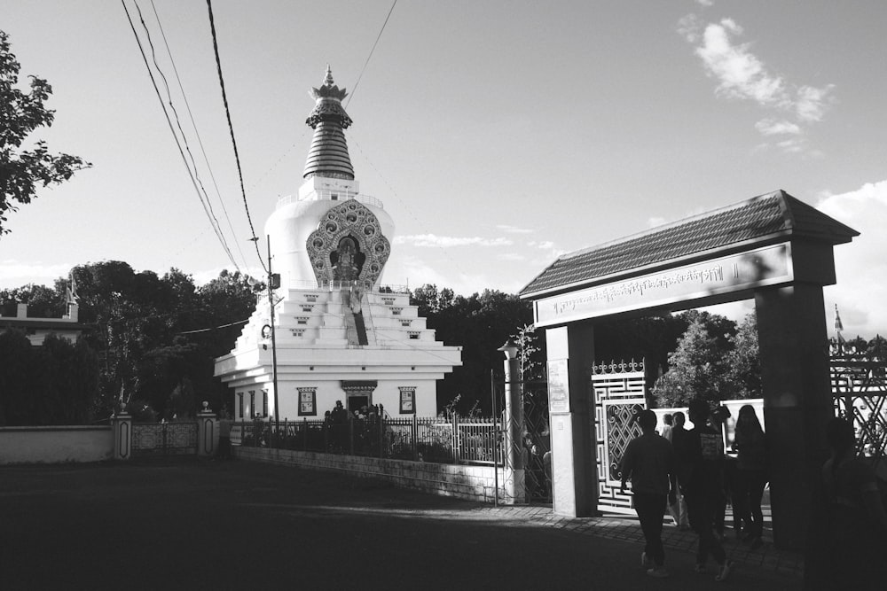 Ein Schwarz-Weiß-Foto von Menschen, die vor einem Gebäude gehen