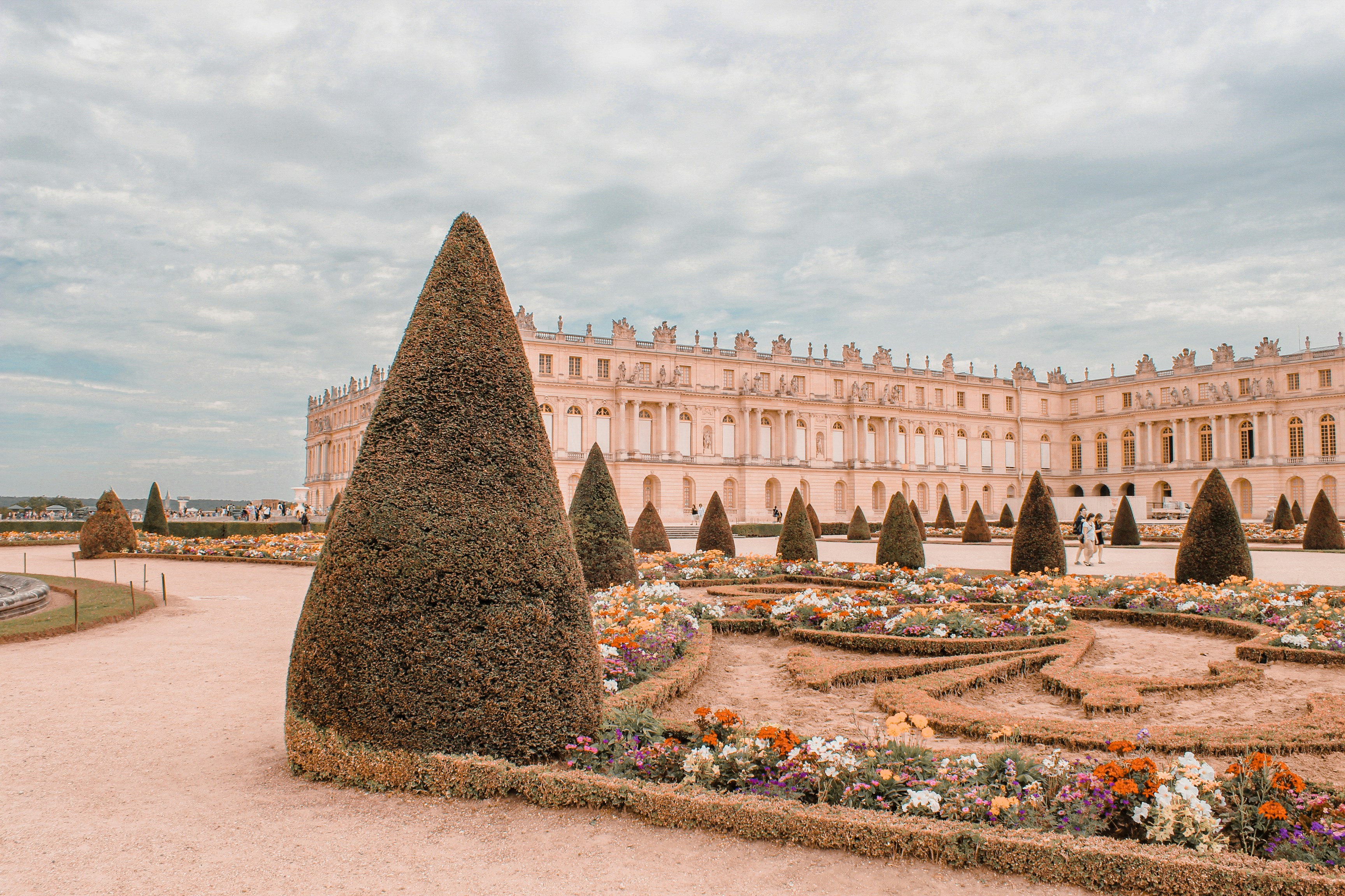 un grand bâtiment avec un jardin en face