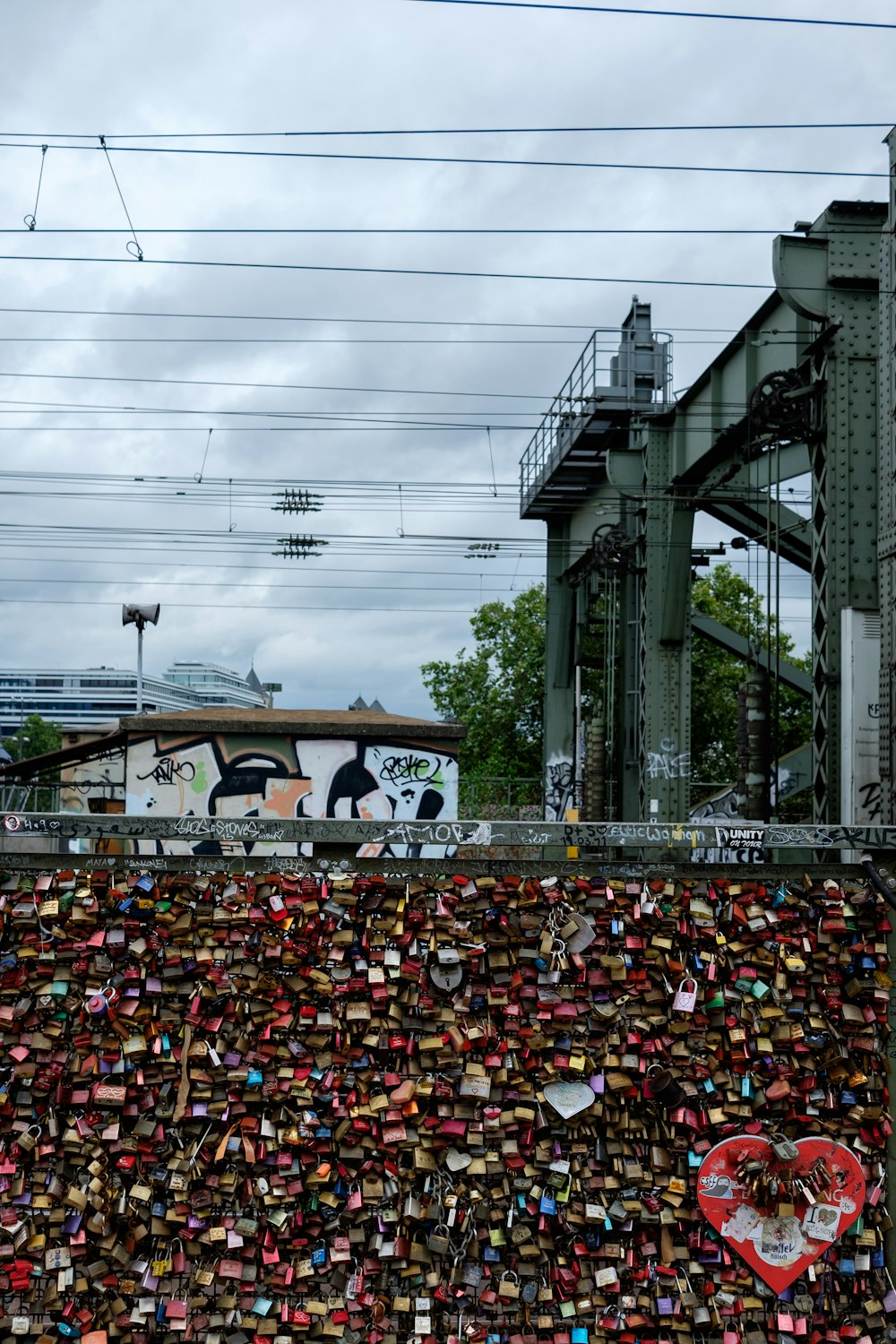 un mur couvert de serrures et beaucoup de serrures