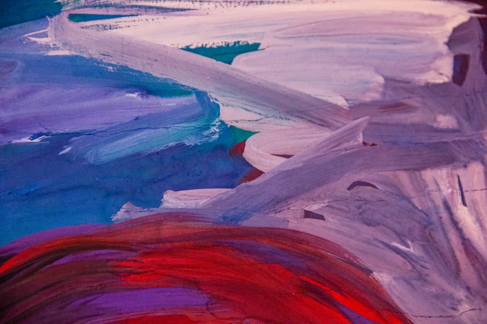 Una pintura abstracta de un paisaje con colores rojo, blanco y azul