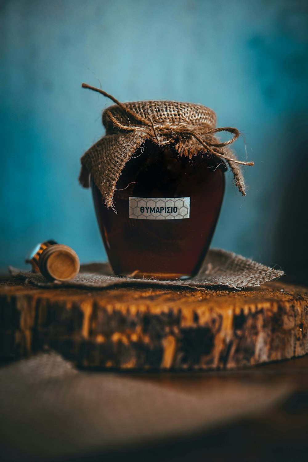 나무 탁자 위에 앉아 있는 꿀 한 병