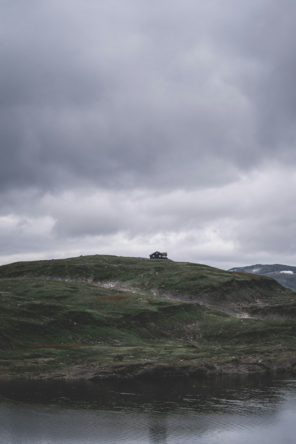 una collina con una casa in cima