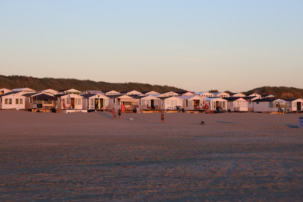 uma fileira de casas sentados em cima de uma praia de areia
