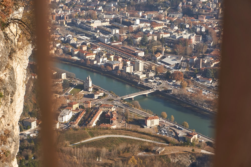 Luftaufnahme einer Stadt und eines Flusses