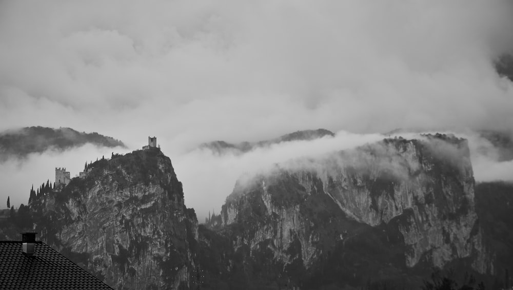 구름 속의 성의 흑백 사진