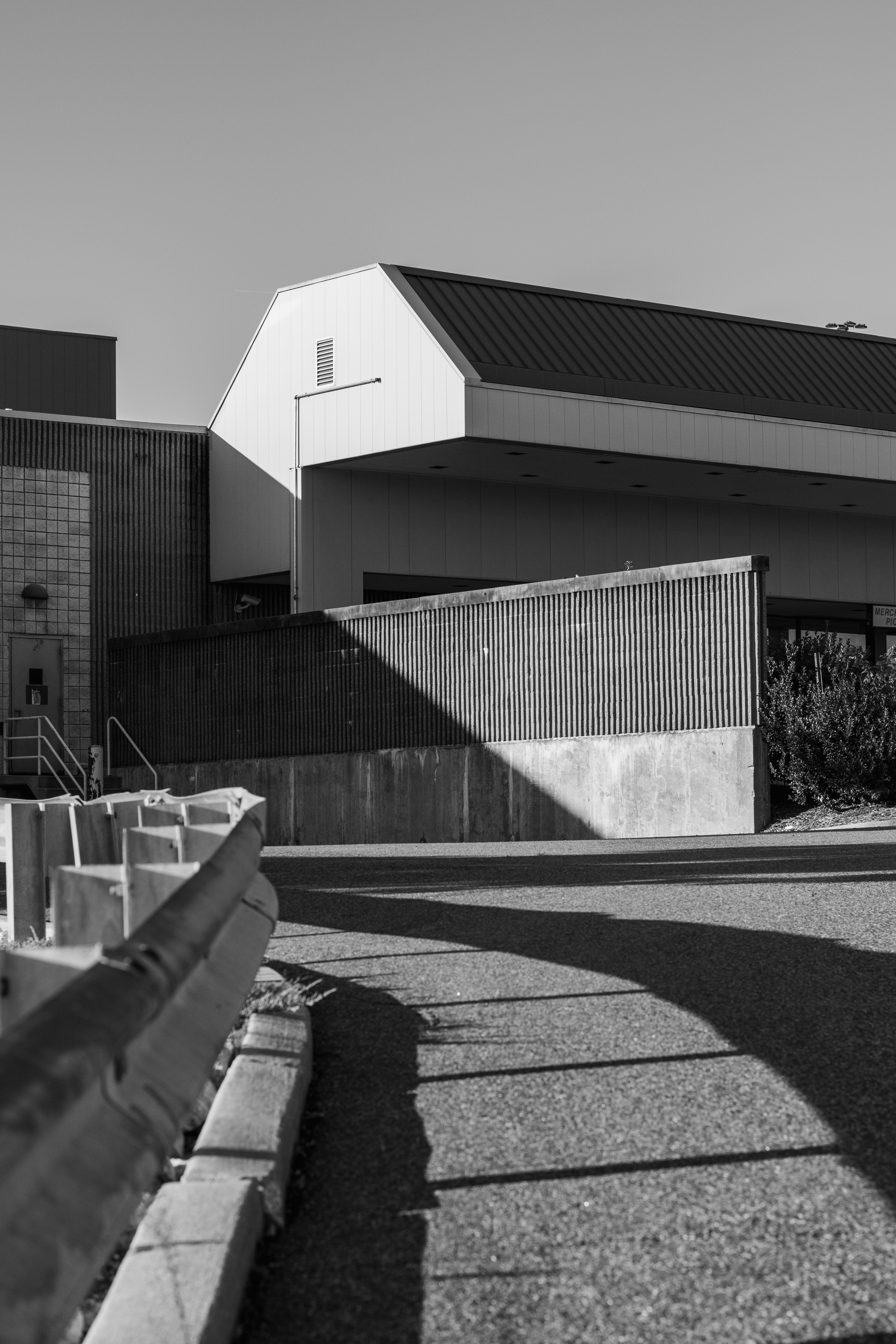 Ein Schwarz-Weiß-Foto eines Skateboarders, der einen Trick macht
