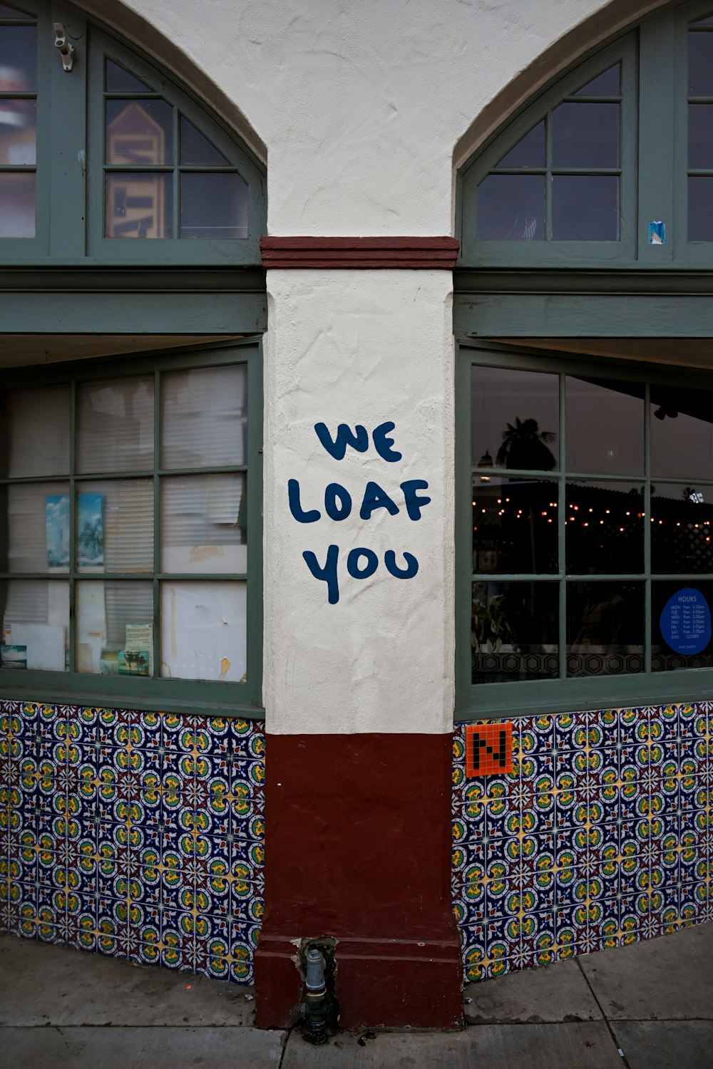 Un edificio con un letrero que dice We Loaf You