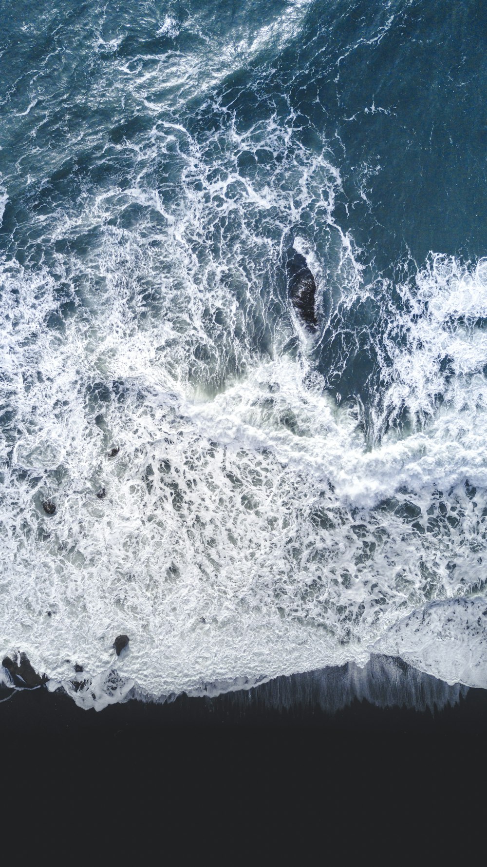 Un uomo che cavalca una tavola da surf in cima a un'onda nell'oceano