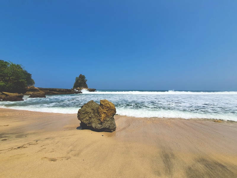 Pantai hidden gem sepi pengunjung untuk wisata pantai murah
