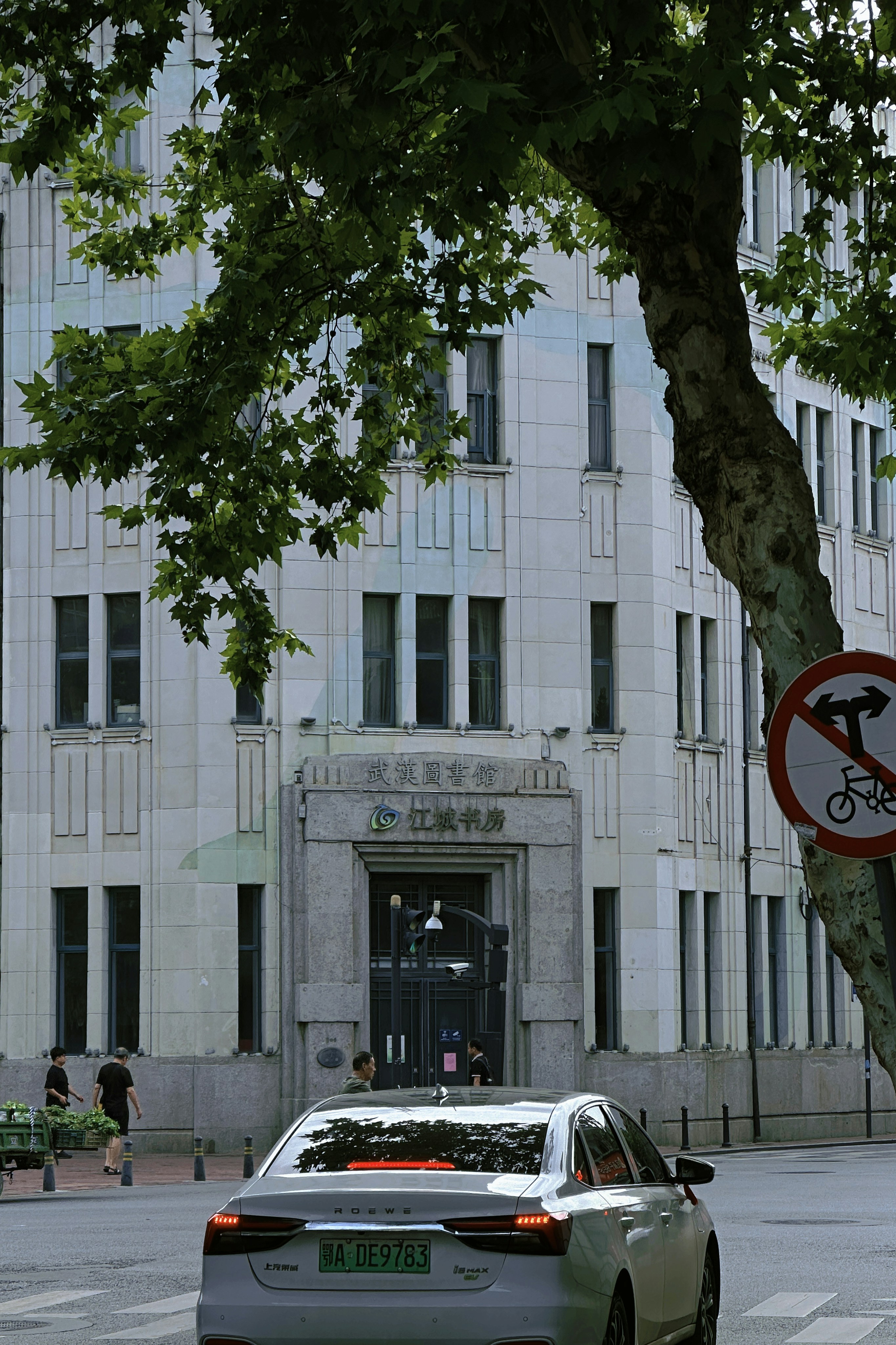 A car parked in front of a tall building photo – Free Car Image on Unsplash