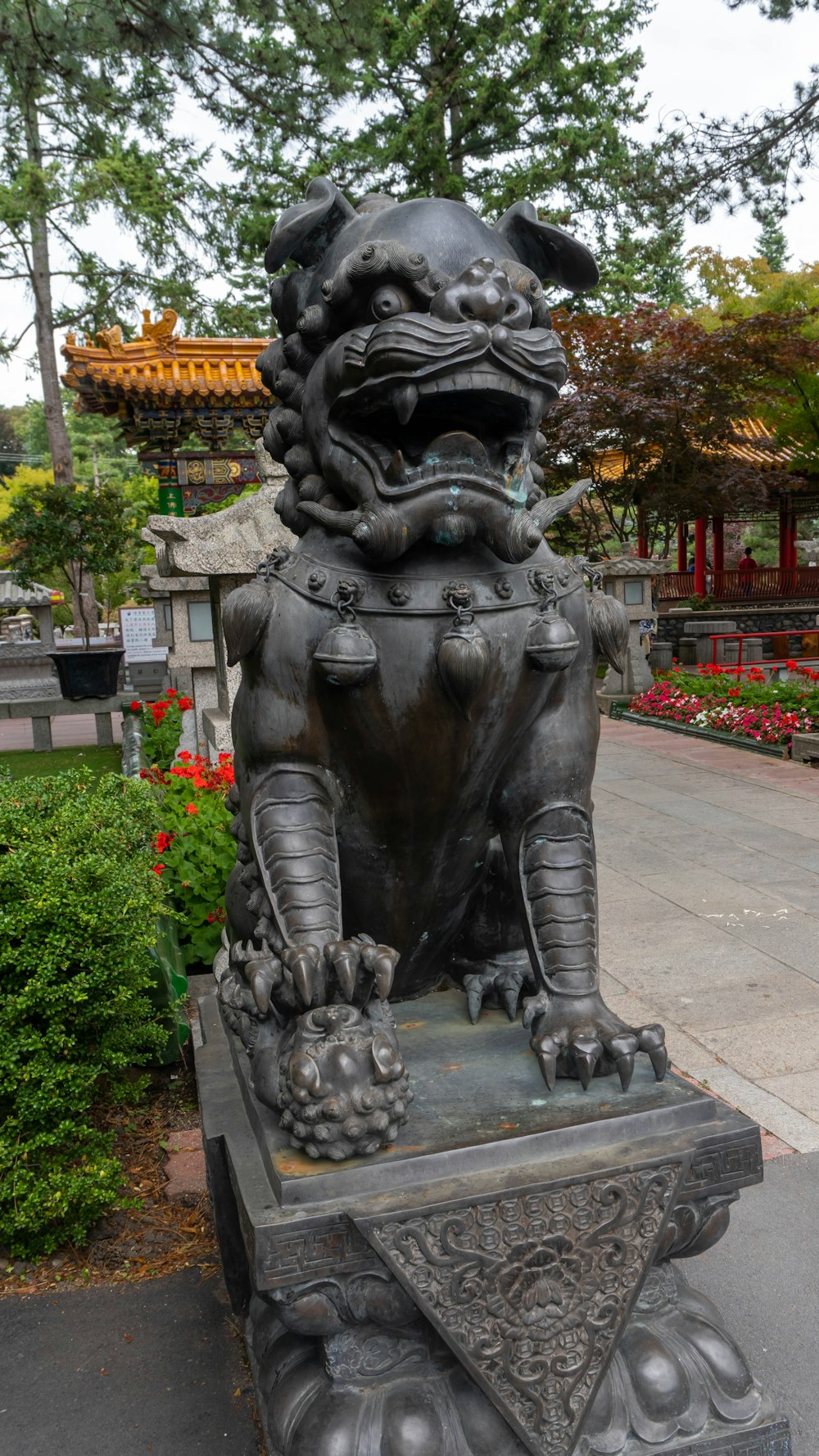 uma estátua de um leão em um parque