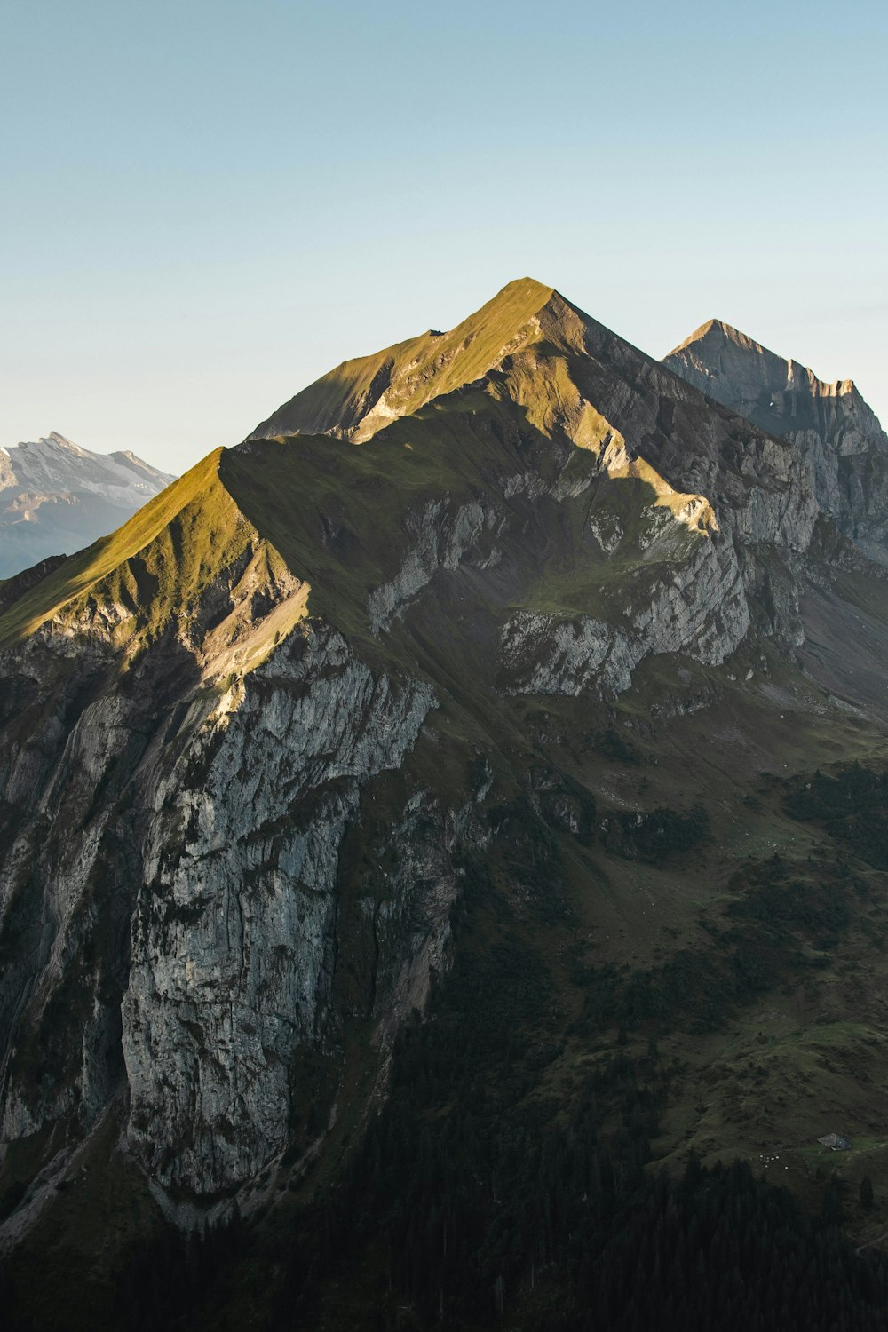 Blick auf eine Bergkette von der Spitze eines Hügels