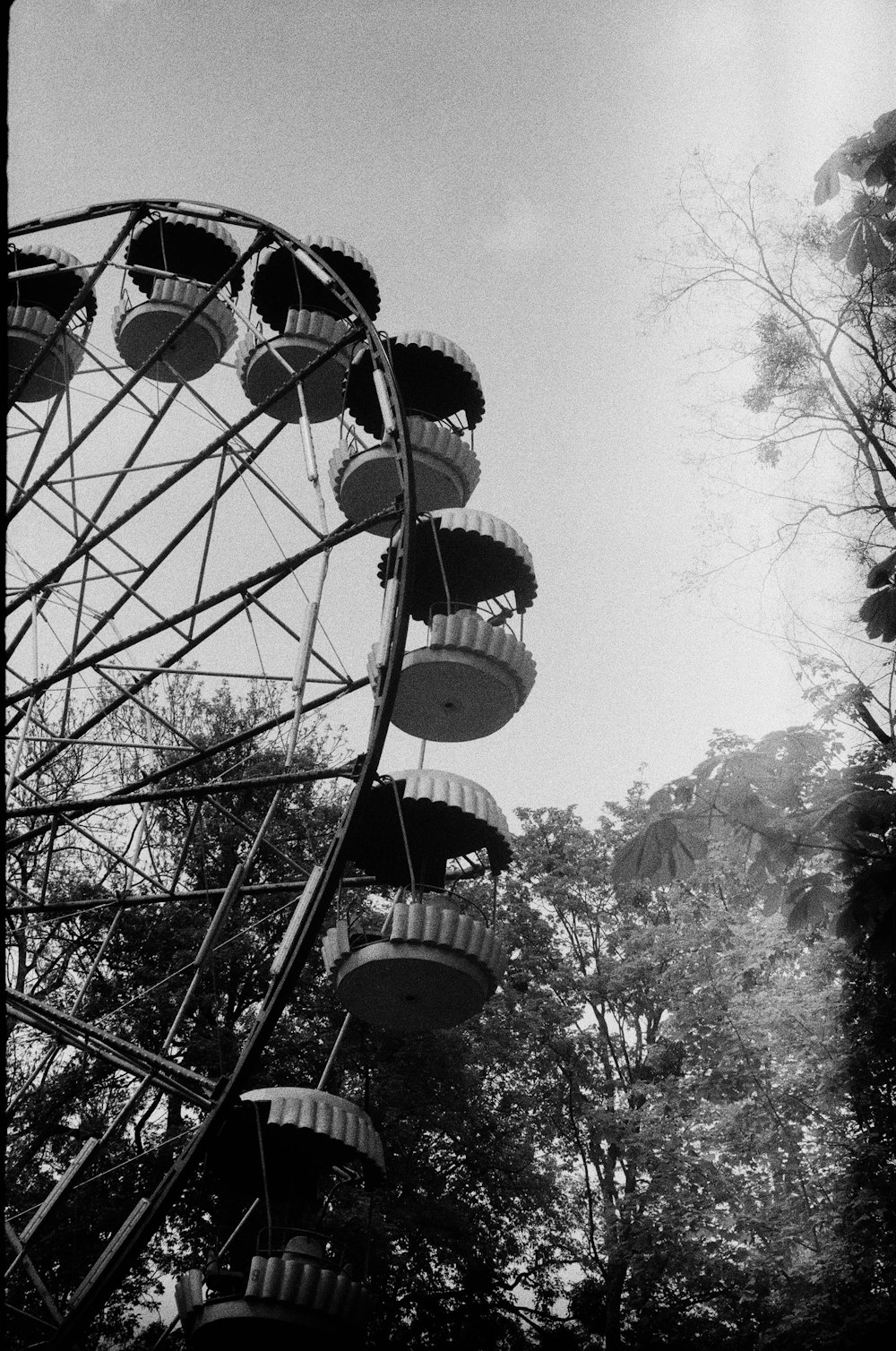 a black and white photo of a ferris wheel