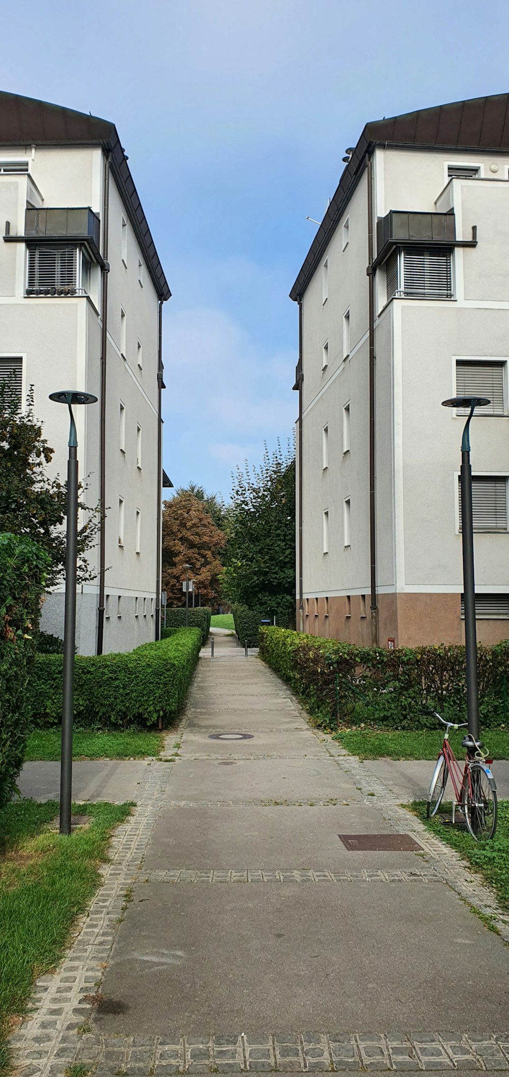 un vélo garé sur le bord d’une route à côté de grands immeubles