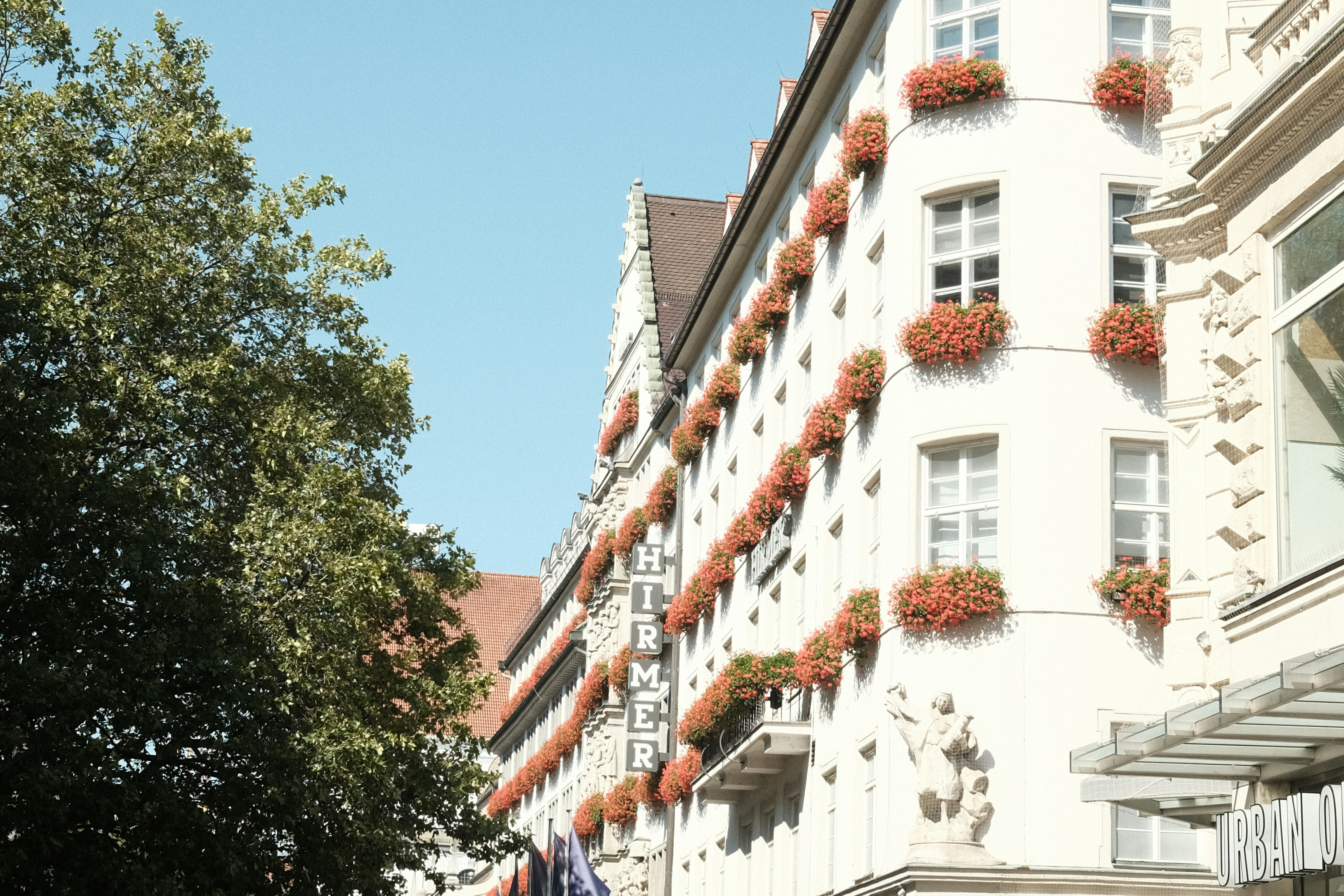 Almanya seyahatinde konforlu bir otel odasında veya tatil evinde birlikte vakit geçiren mutlu bir aile.