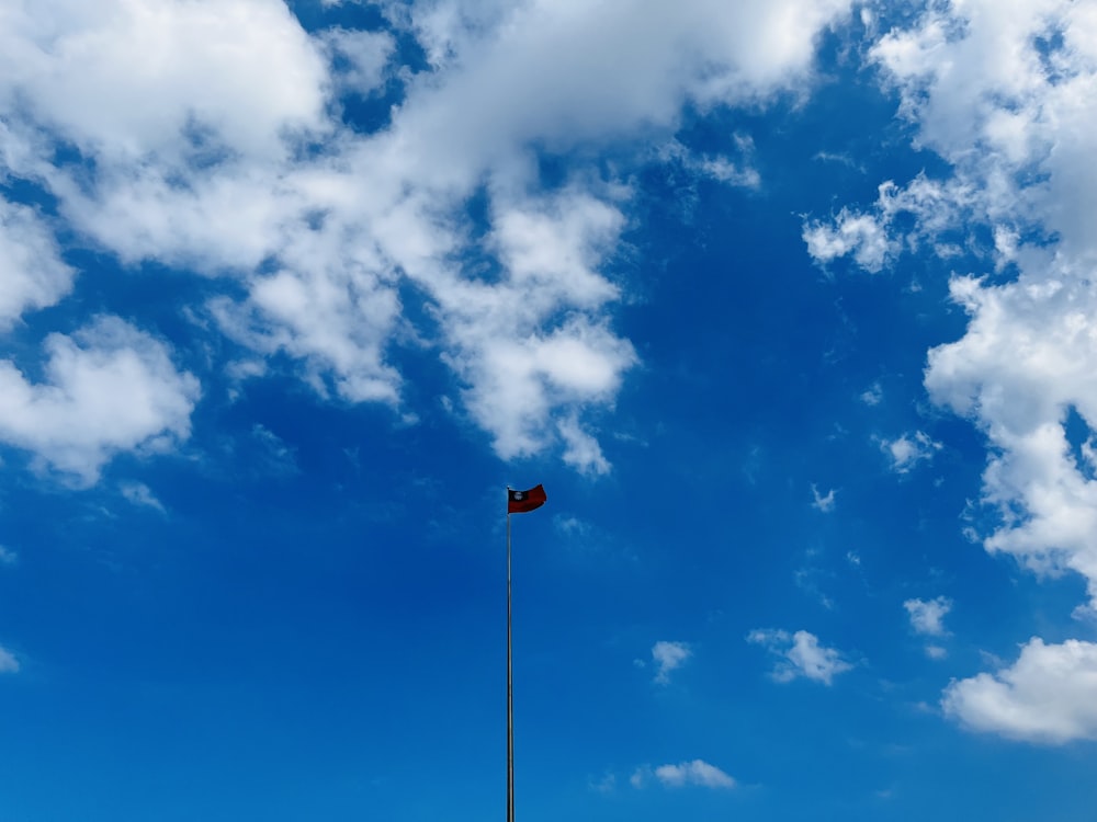 Un drapeau flotte haut dans le ciel