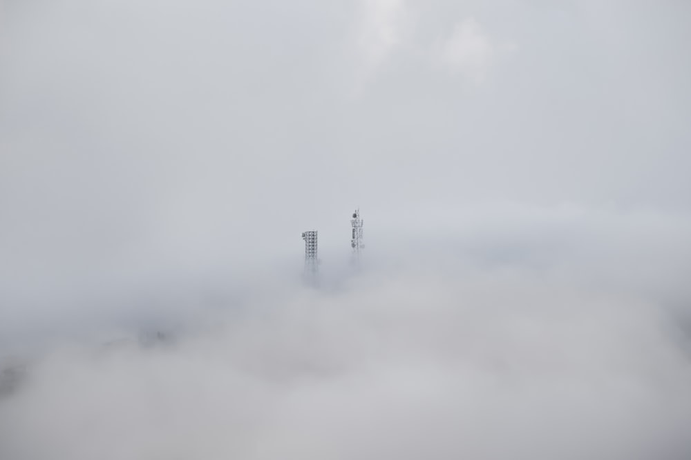 um edifício muito alto no meio de um céu nevoeiro