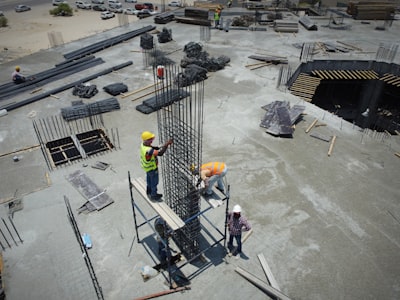 Equipo de ingenieros en obra