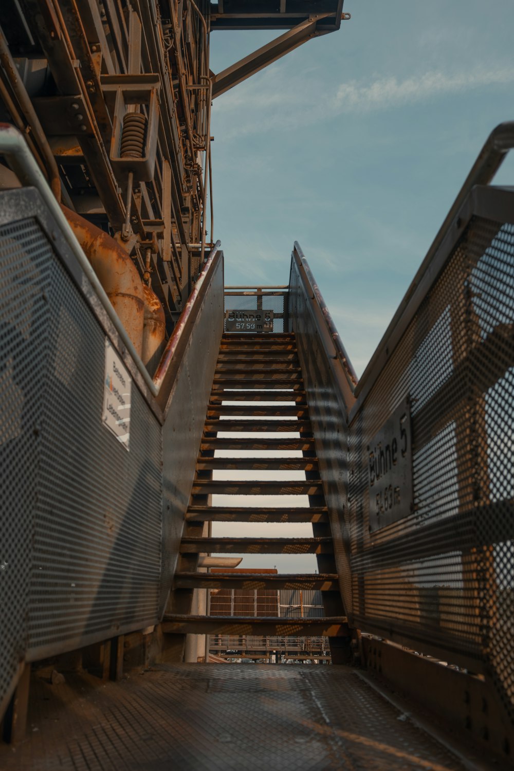um conjunto de escadas que levam ao topo de um edifício