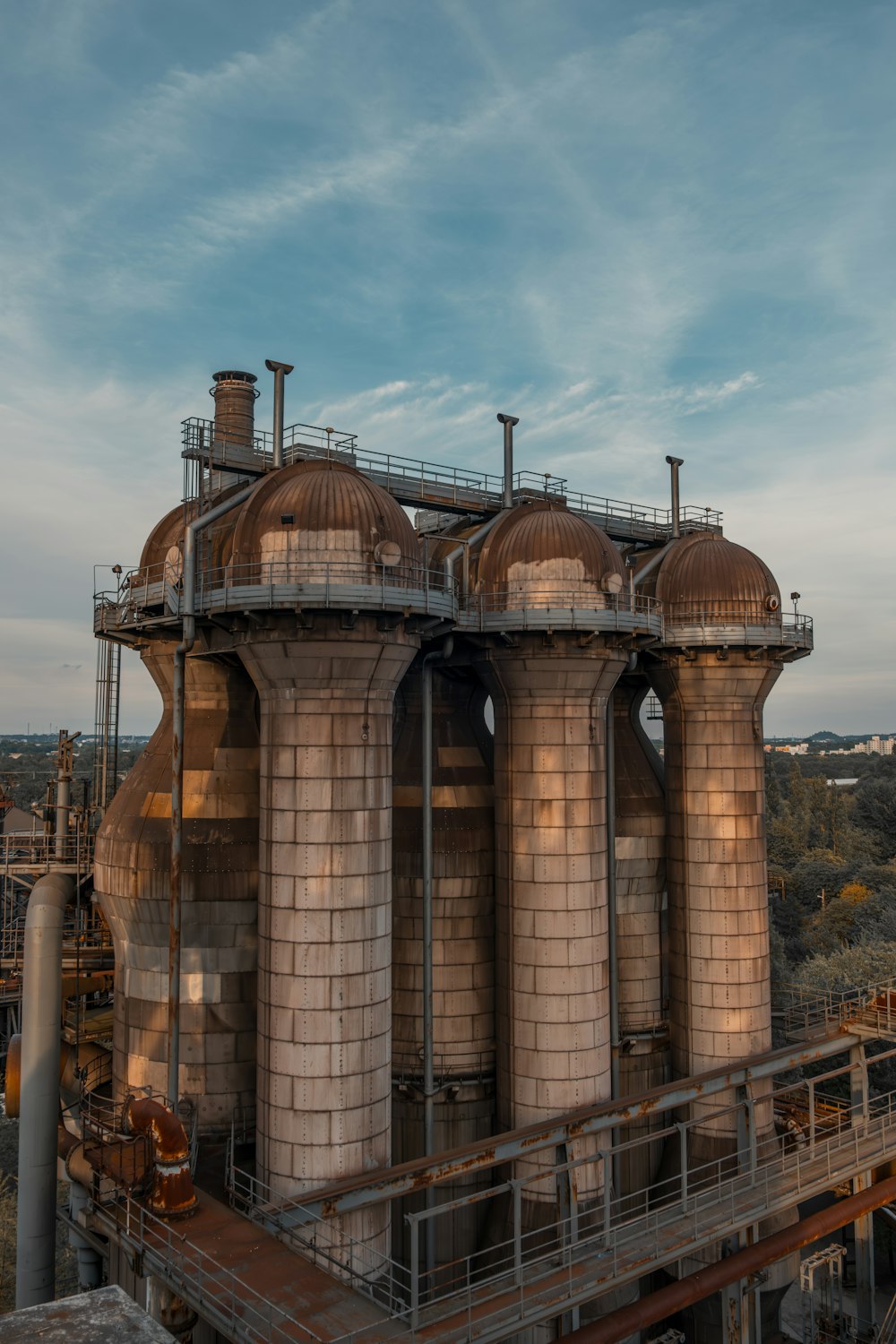 ein großes Industriegebäude mit vielen Rohren