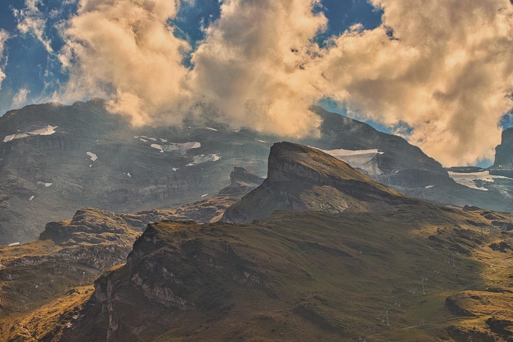 uma vista de uma cordilheira com nuvens no céu