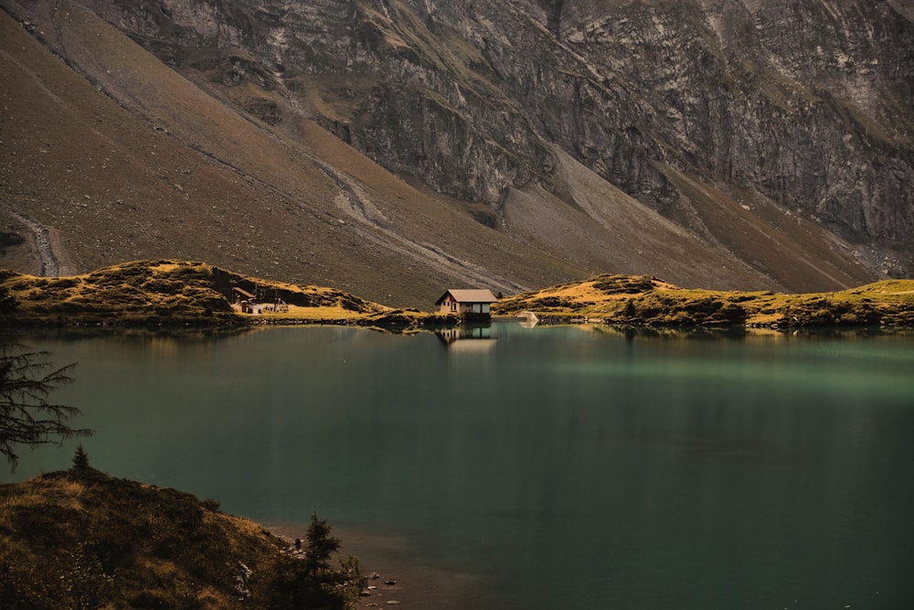 un lago con una casa en medio de él