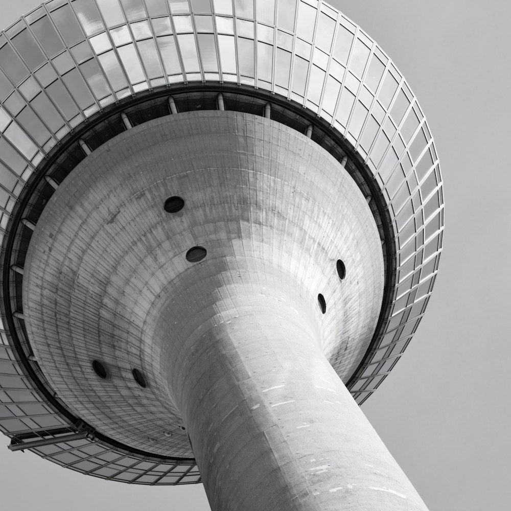 o topo de uma torre alta com um fundo do céu