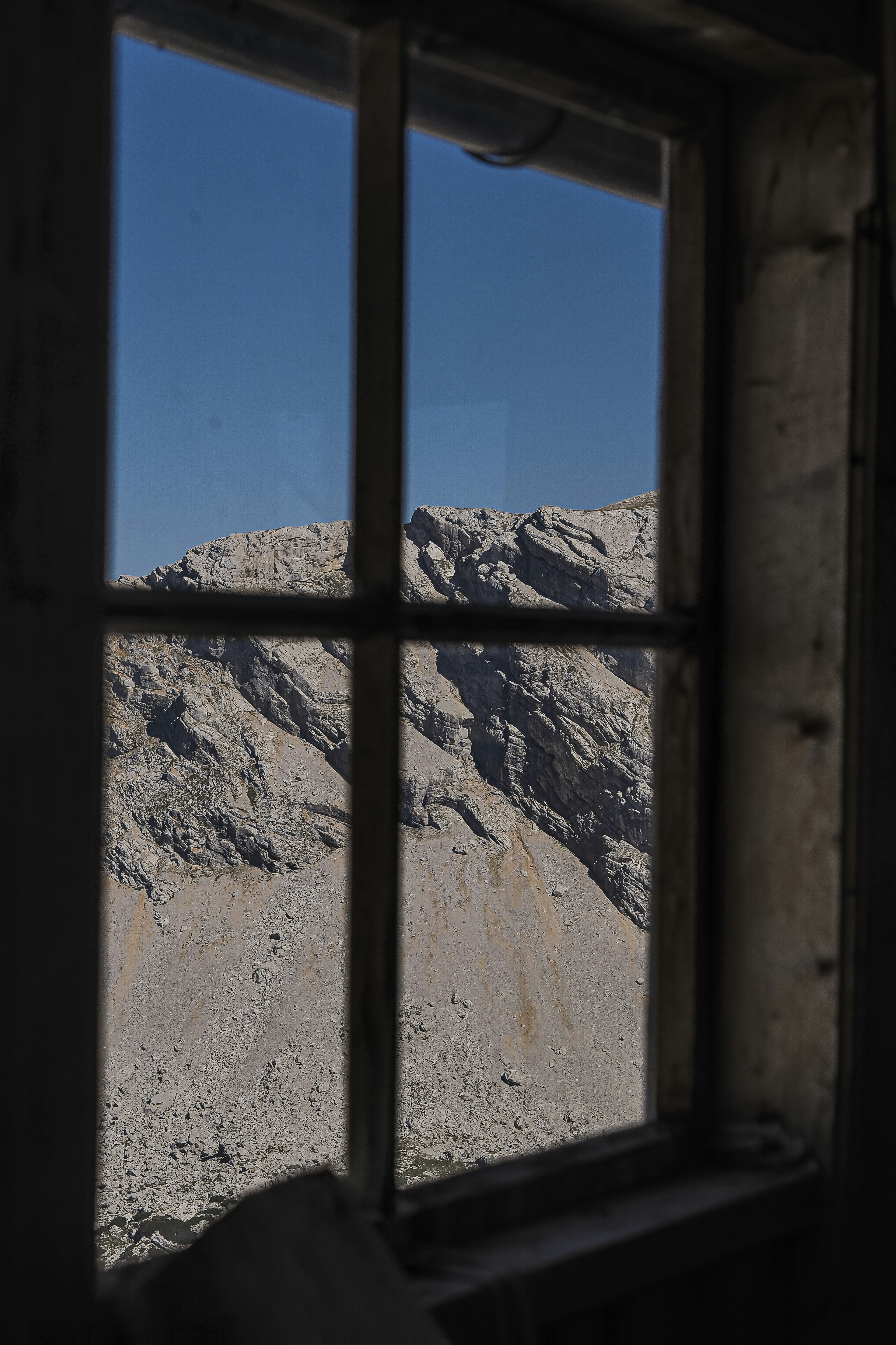 A window with a view of a mountain photo – Free Dachstein Image on Unsplash