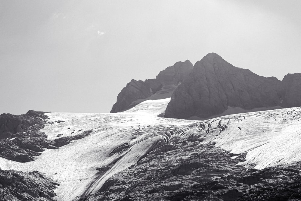 Ein Schwarz-Weiß-Foto eines schneebedeckten Berges