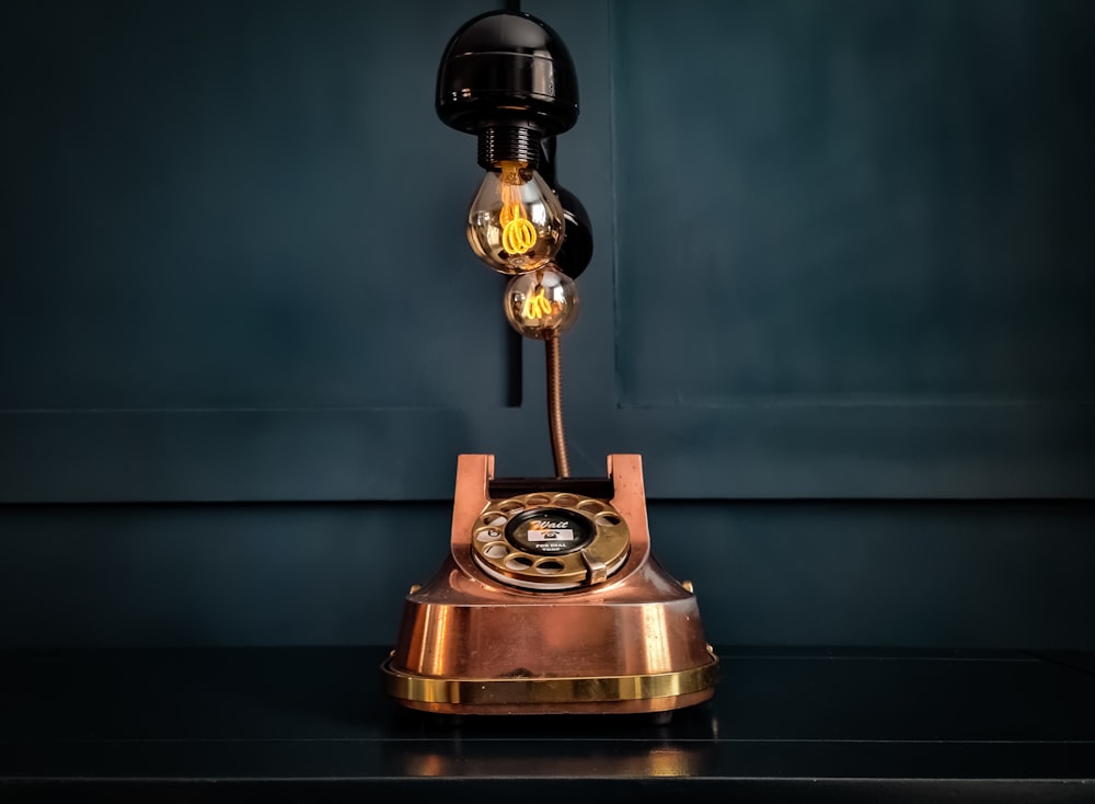 Ein altmodisches Telefon, das auf einem Tisch sitzt