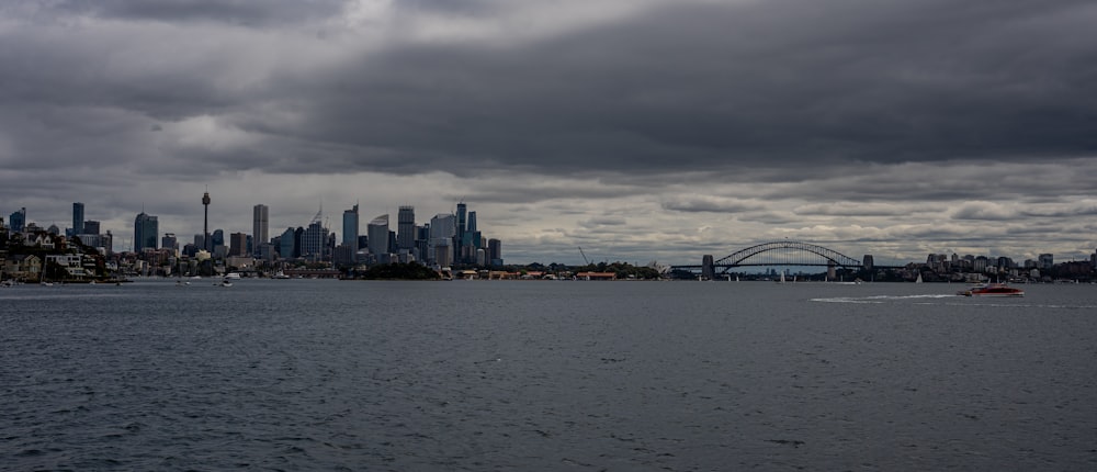 ein großes Gewässer mit einer Stadt im Hintergrund