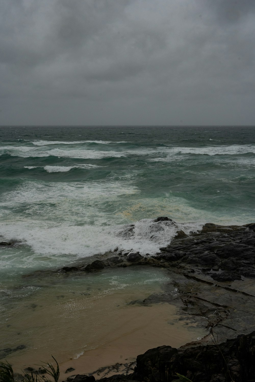 un cuerpo de agua con olas que llegan a la orilla