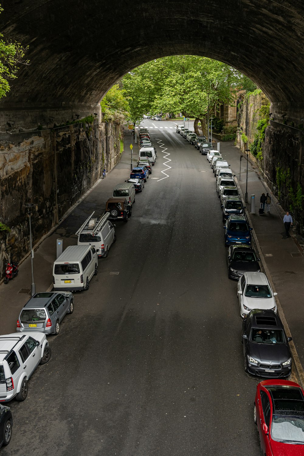 Ein langer Tunnel, in dem auf beiden Seiten Autos geparkt sind