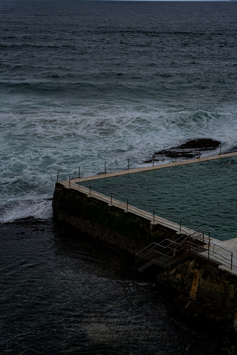 un grande specchio d'acqua accanto a un molo