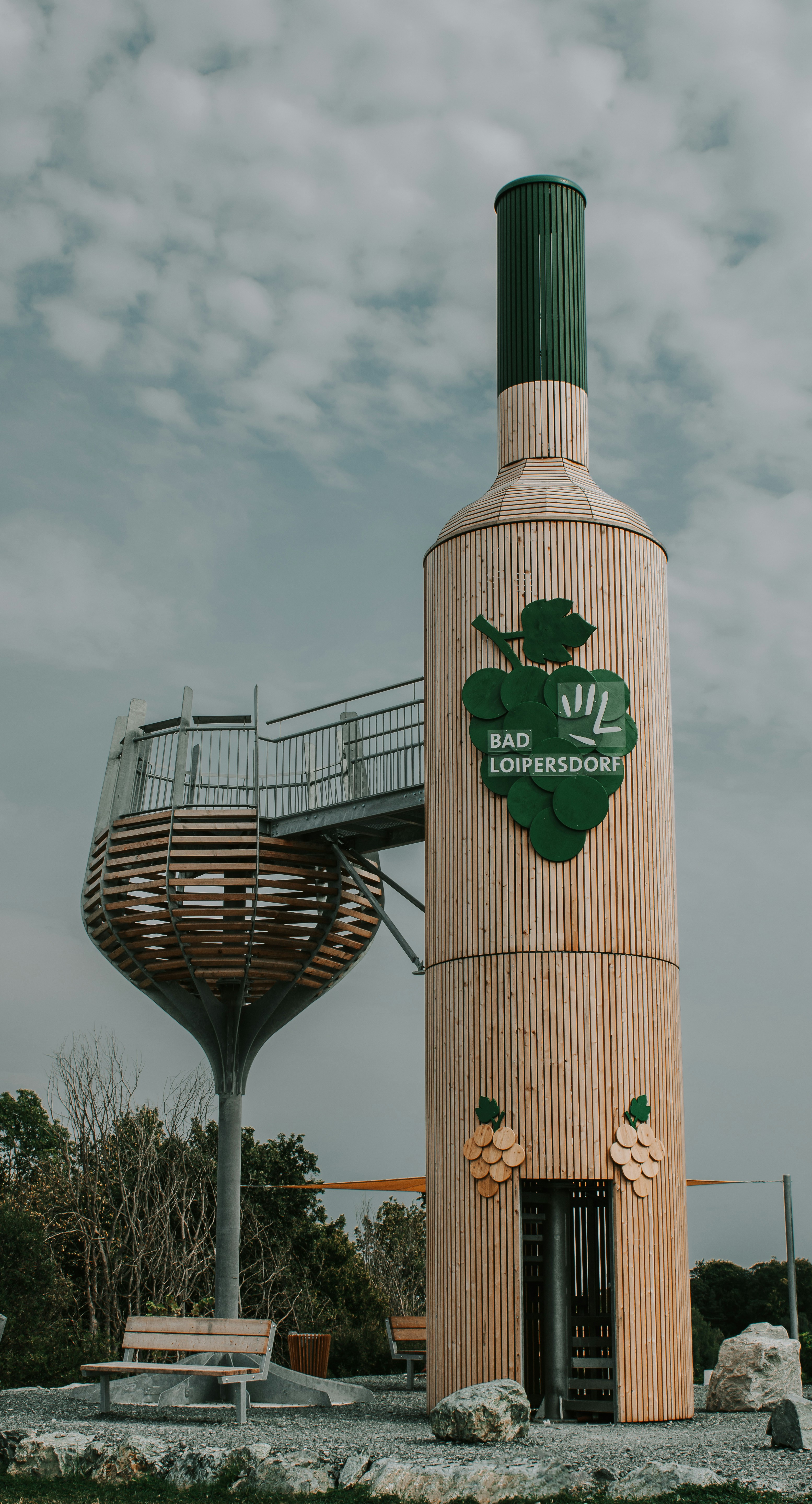 ein hoher Turm mit einem Schild an der Seite