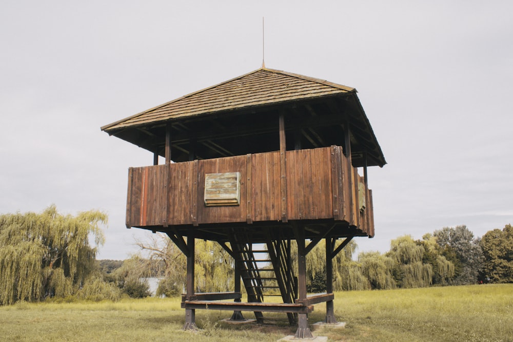 uma torre de madeira alta com um telhado de madeira