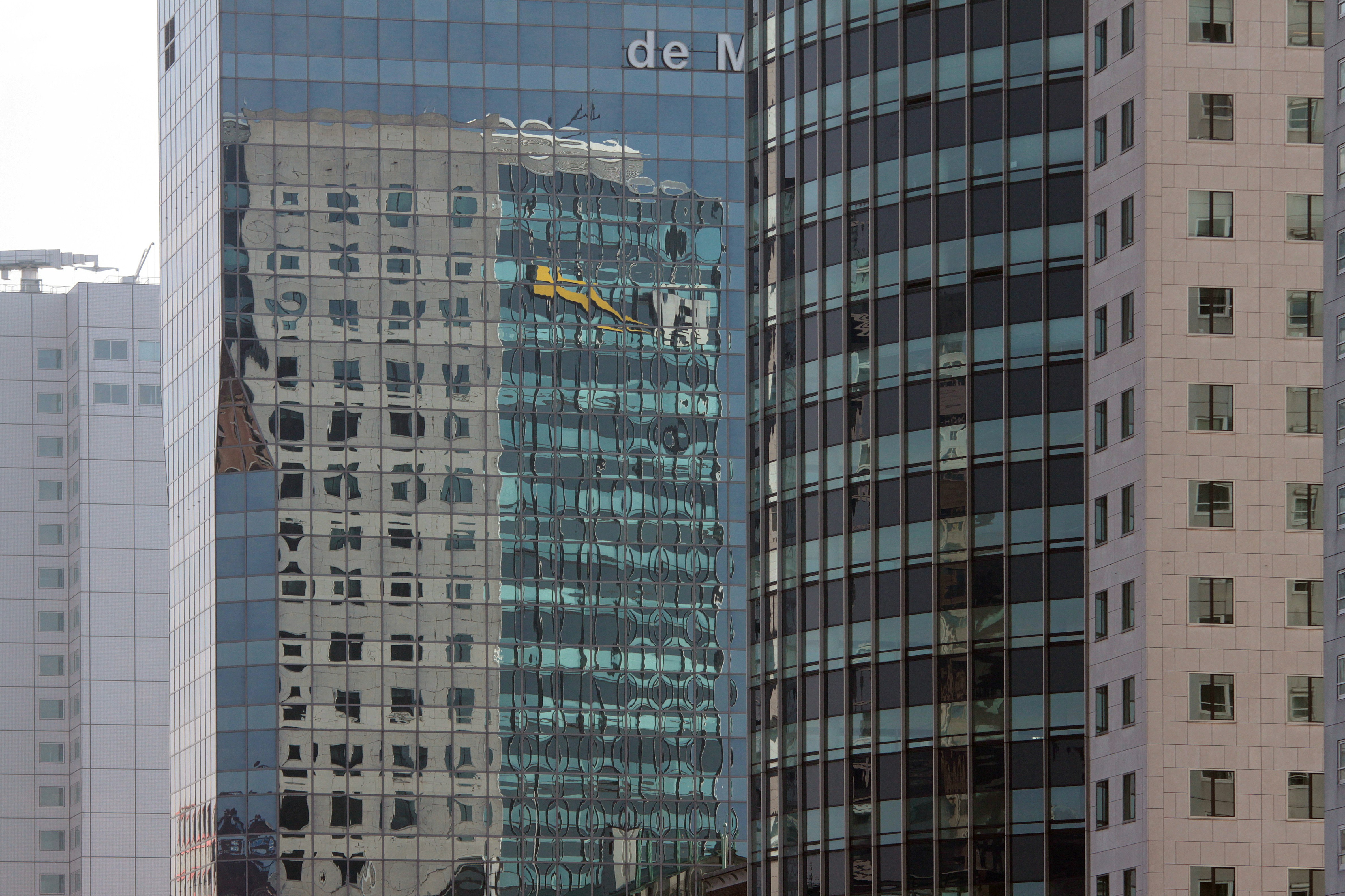 Rotterdam'da modern bir klinikte hastasıyla görüşen bir doktor ve sağlık hizmetlerine erişimi temsil eden tıbbi muayene ortamı.