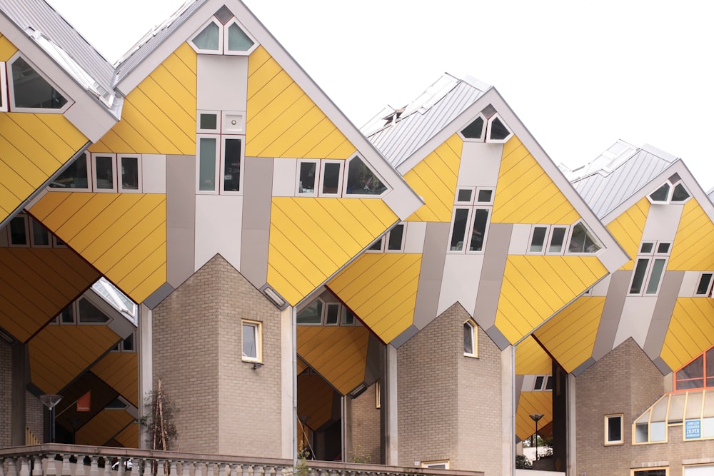 Una hilera de edificios amarillos y grises con ventanas