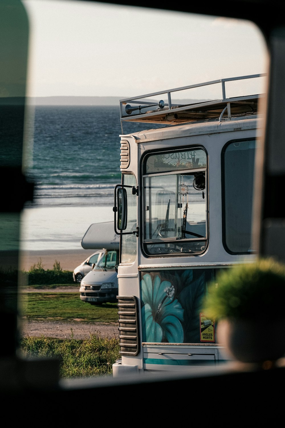 Un autobus parcheggiato sul lato della strada vicino all'oceano