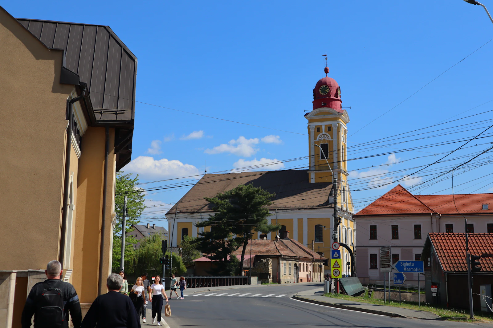 Cazare în Baia Mare: stradă cu biserică, aproape de centru
