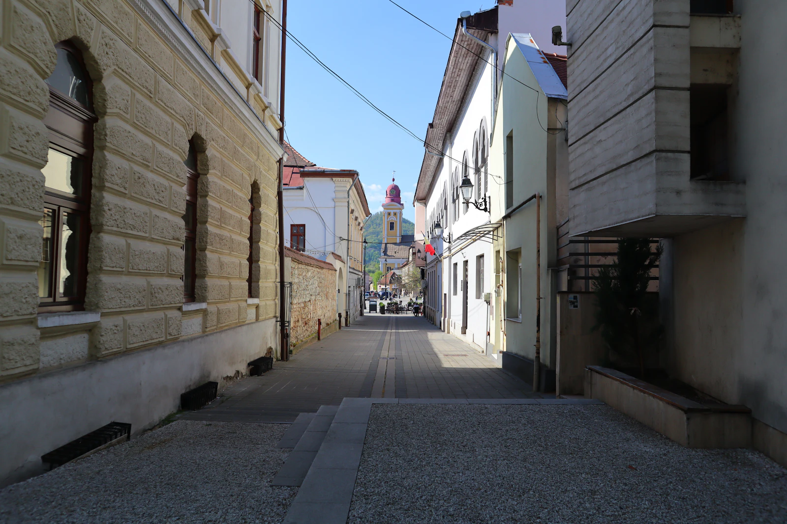 Cazare în Baia Mare: stradă îngustă din centrul vechi