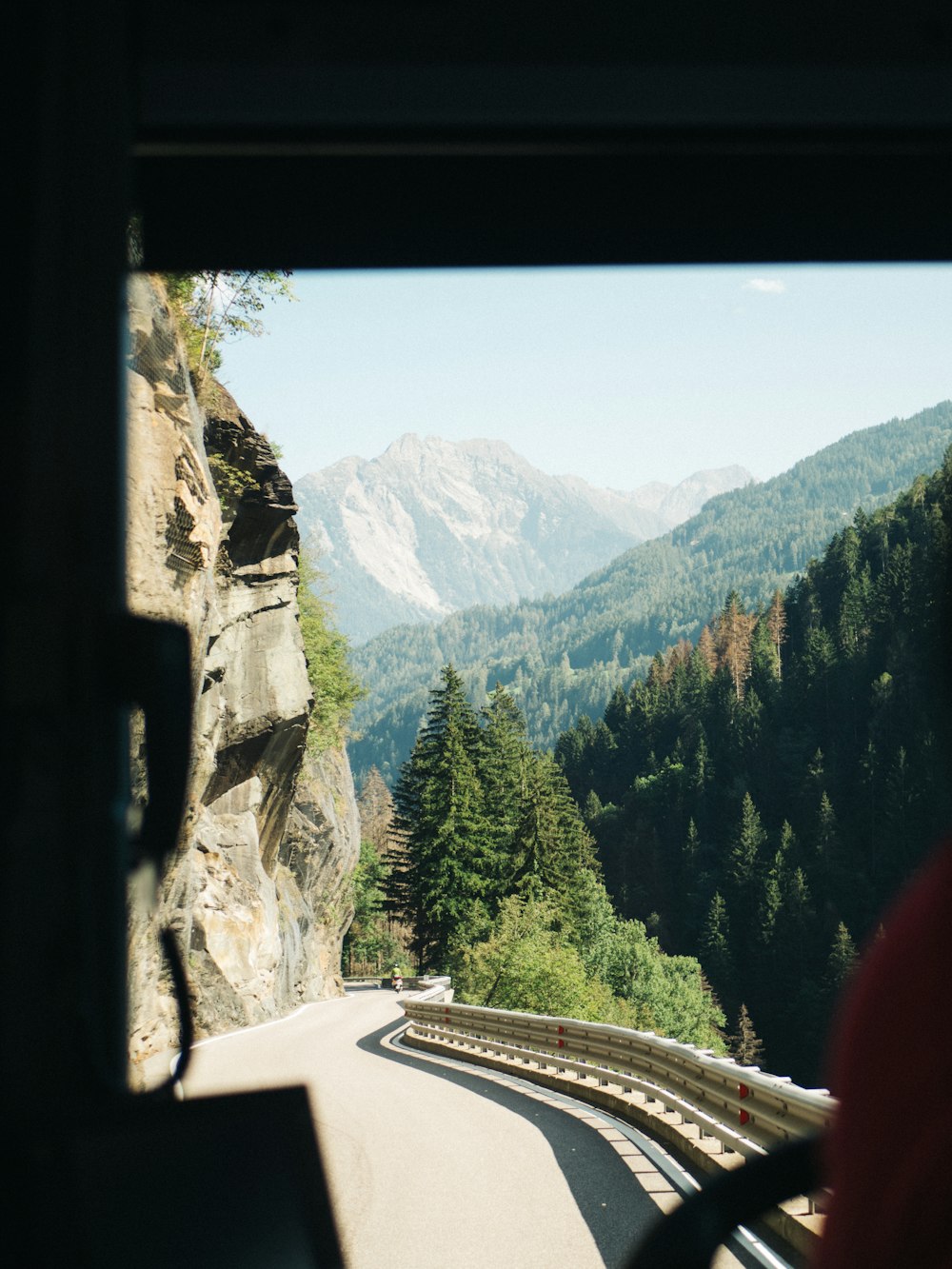 una vista dall'interno di un veicolo di una strada di montagna