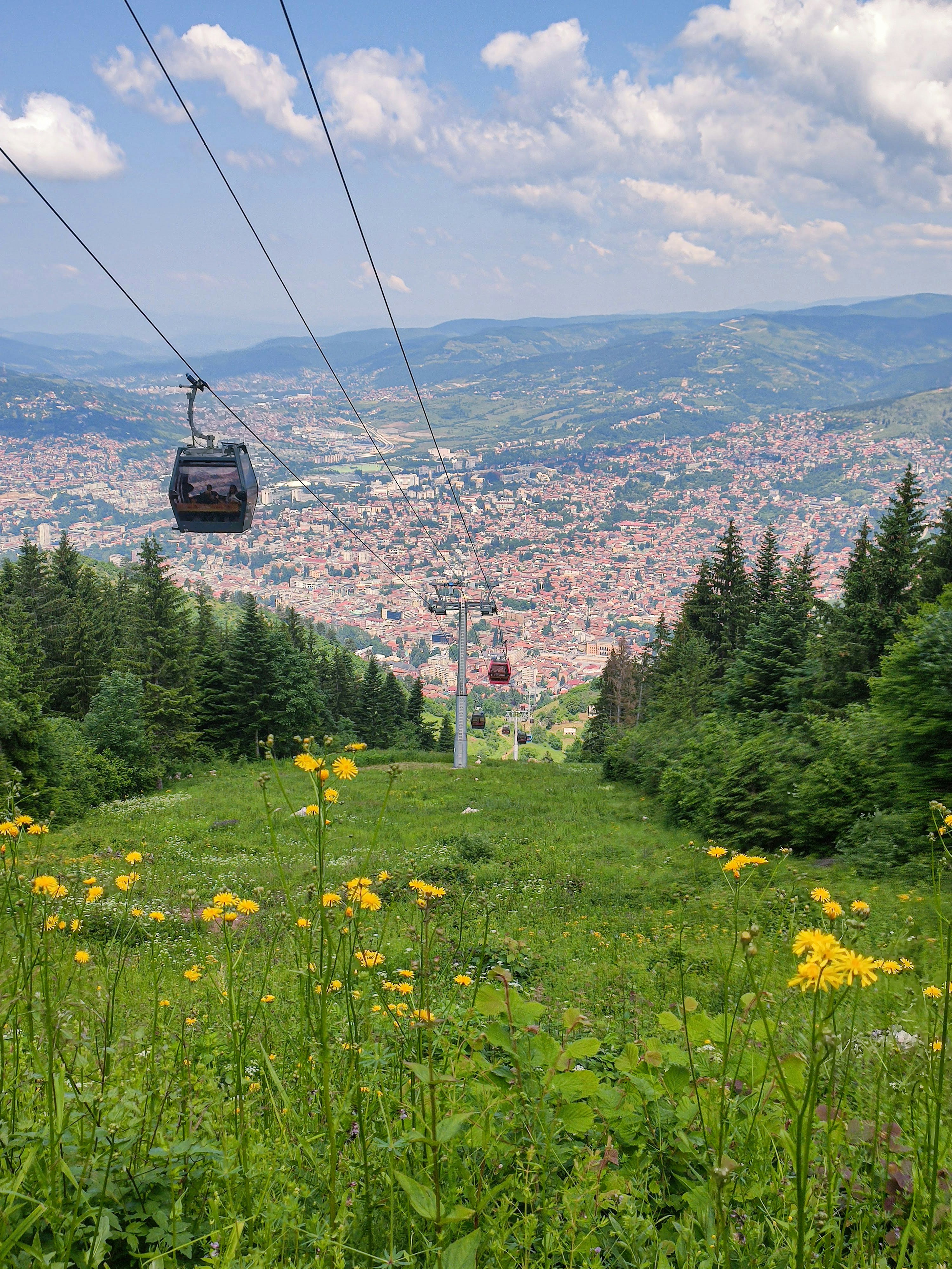  téléphérique jusqu’au mont Trebević.    Bosnie-Herzégovine.